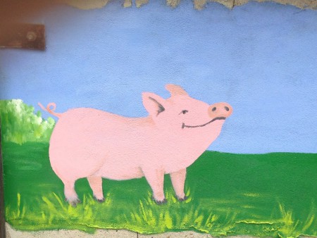 Beschilderde mesthoopmuur op Kinderboerderij de Beestenboel - Rozenburg